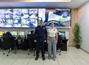 Estefanía Mercado supervisa en C4 uso de bodycams para fortalecer la vigilancia policial en Playa del Carmen