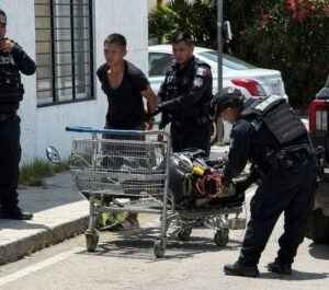Insólito en Playa del Carmen: detienen a hombre que llevaba motoneta robada… ¡en un carrito de supermercado!