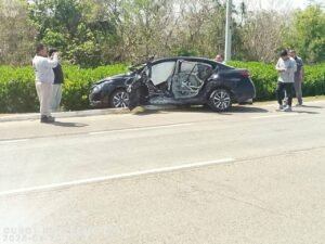 Intenta esquivar un animal y provoca aparatoso accidente frente a Bahía Príncipe
