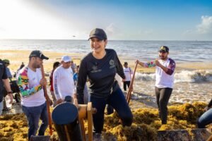 Más de 2 mil personas acompañan a Estefanía Mercado en mega brigada de limpieza de playas para hacer frente al sargazo