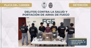 Presentan a los hombres que atacaron a agentes de la fiscalía en Playa del Carmen.