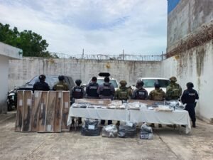 FGE Quintana Roo y SSC aseguran tres camionetas con presuntas drogas y armas de fuego en Bacalar