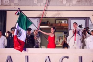 ¡Viva México! Estefanía Mercado encabeza el Grito de Independencia ante más de 35 mil playenses y visitantes