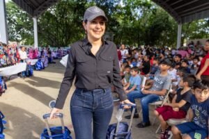 Estefanía Mercado entrega 2 mil mochilas para apoyar a familias de Playa del Carmen en el regreso a clases