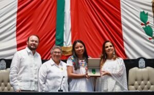 Entregan medalla al mérito Mujer Indígena Maya “María Petrona Uicab” a Deira Jiménez Balam.