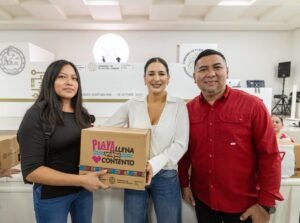 Estefanía Mercado entrega apoyos alimentarios de “Playa Llena, Corazón Contento”