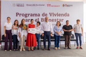 Estefanía Mercado acompaña entrega de 288 viviendas y un centro comunitario en Puerto Aventuras