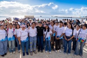 Más de 2 mil voluntarios limpian playas y cuerpos de agua en Playa del Carmen
