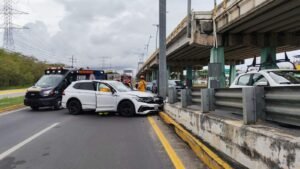 ¡Se le fue el volante! Conductor choca contra muro del puente de la CTM