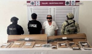 Detienen en Tulum a taxista con cinco armas de fuego, más de 130 cartuchos y presunta marihuana